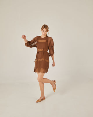 Vestido corto silueta en A con cinturón