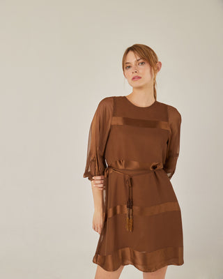 Vestido corto silueta en A con cinturón