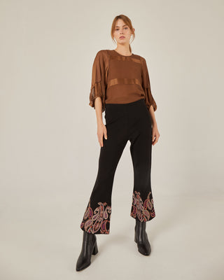 Pantalón flare con bordado