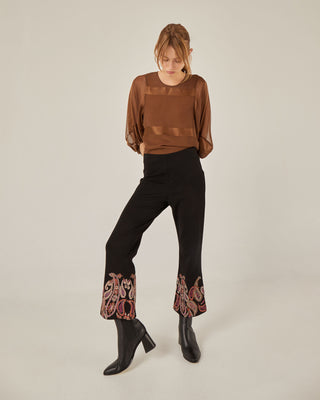 Pantalón flare con bordado