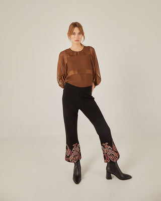 Pantalón flare con bordado
