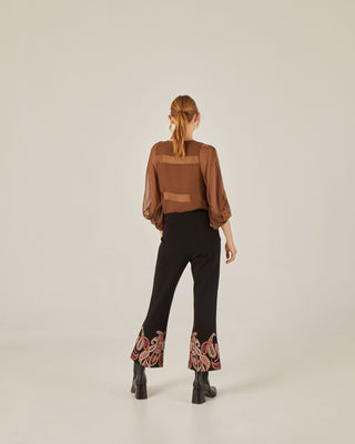 Pantalón flare con bordado