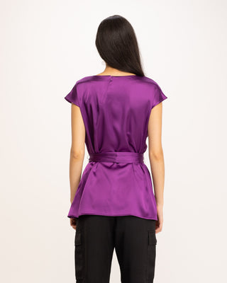 Blusa con cortes y fajín