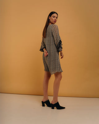 Vestido corto cuello pico