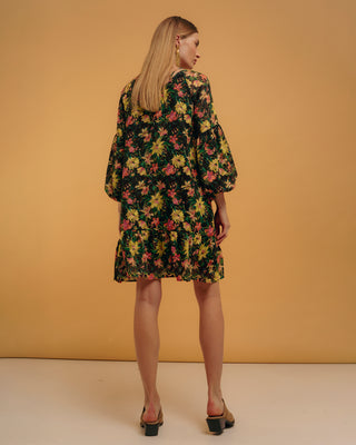Vestido corto con volante con cuello barco