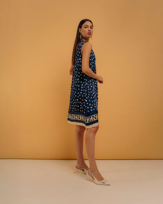 Vestido corto con nudo en cuello