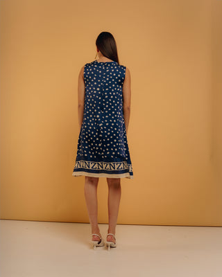 Vestido corto con nudo en cuello
