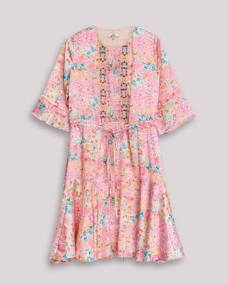 Vestido corto con volante y lágrimas en escote
