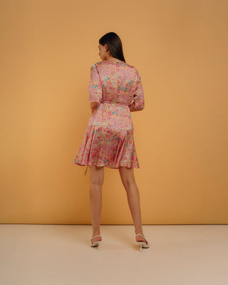 Vestido corto con volante y lágrimas en escote