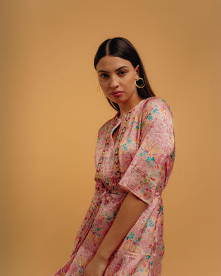 Vestido corto con volante y lágrimas en escote
