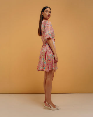 Vestido corto con volante y lágrimas en escote