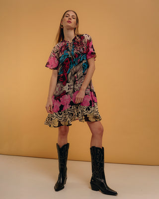 Vestido corto con volante con manga corta estilo reglán