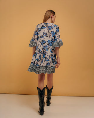 Vestido corto con volante con escote pico