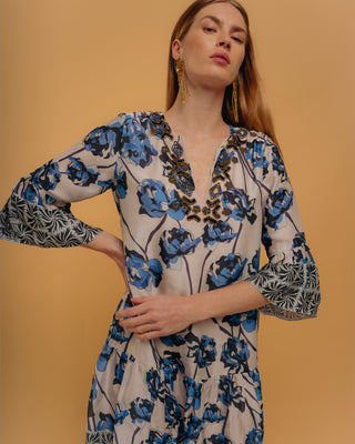 Vestido corto con volante con escote pico