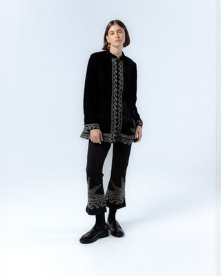 Pantalones negros con bordado de hojas en el bajo