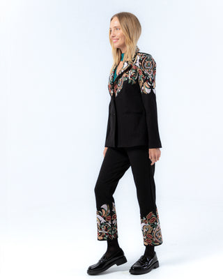 Blazer de colores con bordado en la parte superior