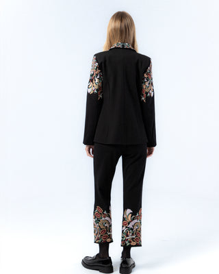 Blazer negra con bordado de colores