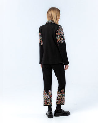 blazer negra con bordado de colores