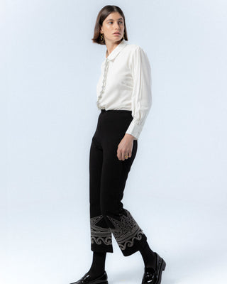 camisa blanca con lentejuelas en el centro