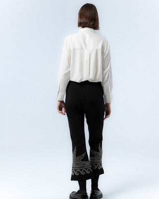 camisa blanca con detalle de lentejuelas