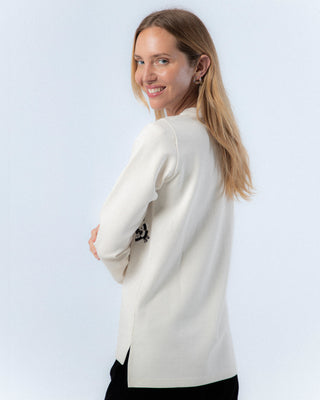 Camiseta blanca con bordada de flores 
