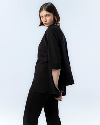Blusa de lentejuelas en el cuello