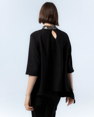 Blusa negra con detalle de lentejuelas en el cuello