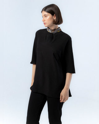 Blusa negra con cuello de lentejuelas