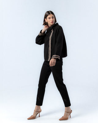 Jersey negro con detalles dorados