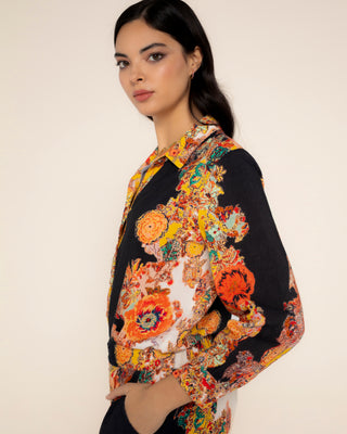 Detalle visual de camisa estampada oversize rania