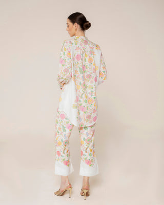 Vista destacada de pantalon estampado flores verbena