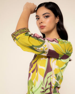Detalle visual de blusa estampada verde malia