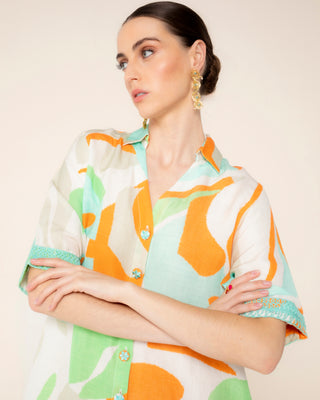 Vista destacada de vestido corto camisero bora