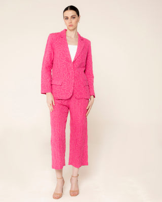 Vista destacada de pantalón traje fucsia dory