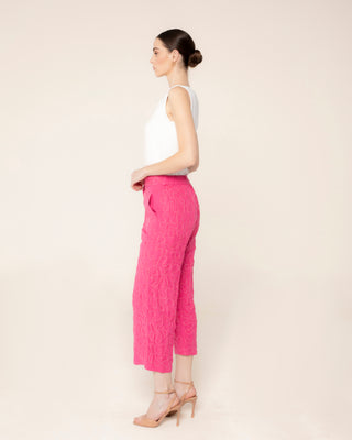 Fotografía destacada de pantalón traje fucsia dory