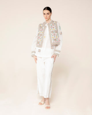 Imagen promocional de chaleco bordado blanco zanzibar
