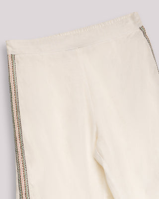 Imagen promocional de pantalón bordado blanco zanzibar