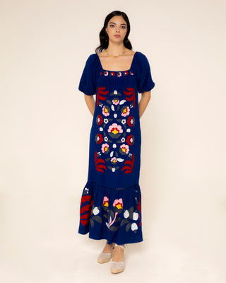 Vista destacada de vestido estampado flores nina