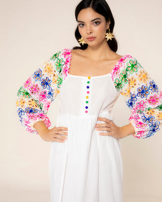 Vista destacada de vestido flores bordadas olivia