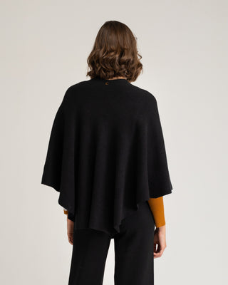 Poncho negro cruzado Samara