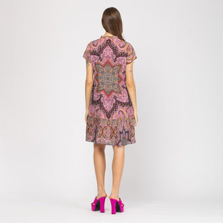 Vestido corto y recto con volteo plisado