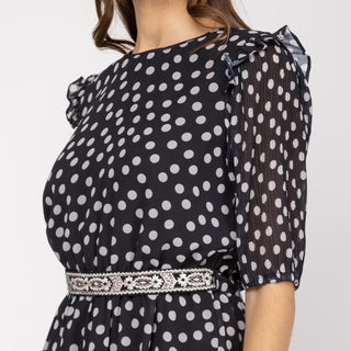 Vestido corto de cuello redondo