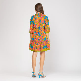 Vestido corto con frontal plisado y dobladillo con volantes