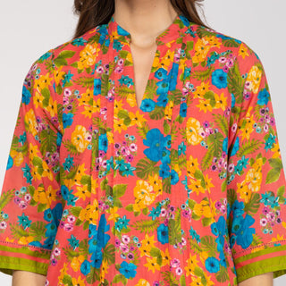 Vestido corto con frontal plisado y dobladillo con volantes