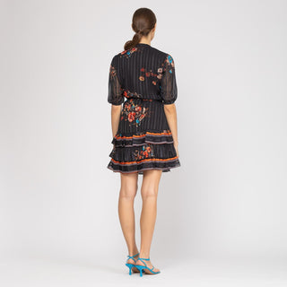 Vestido corto con volantes en el bajo