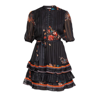 Vestido corto con volantes en el bajo