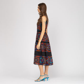 Vestido midi sin mangas con un escote redondo