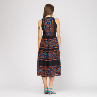 Vestido midi sin mangas con un escote redondo