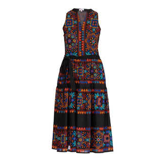 Vestido midi sin mangas con un escote redondo
