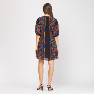 Vestido acampanado corto con pliegues delanteros